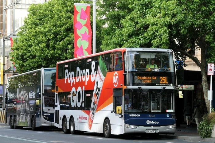 オークランドのダブルデッカー路線バスは眺めを楽しむのに