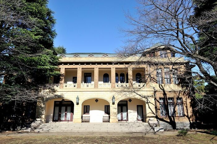 建物南面の庭で侯爵一家はスキーやゴルフを楽しんだ