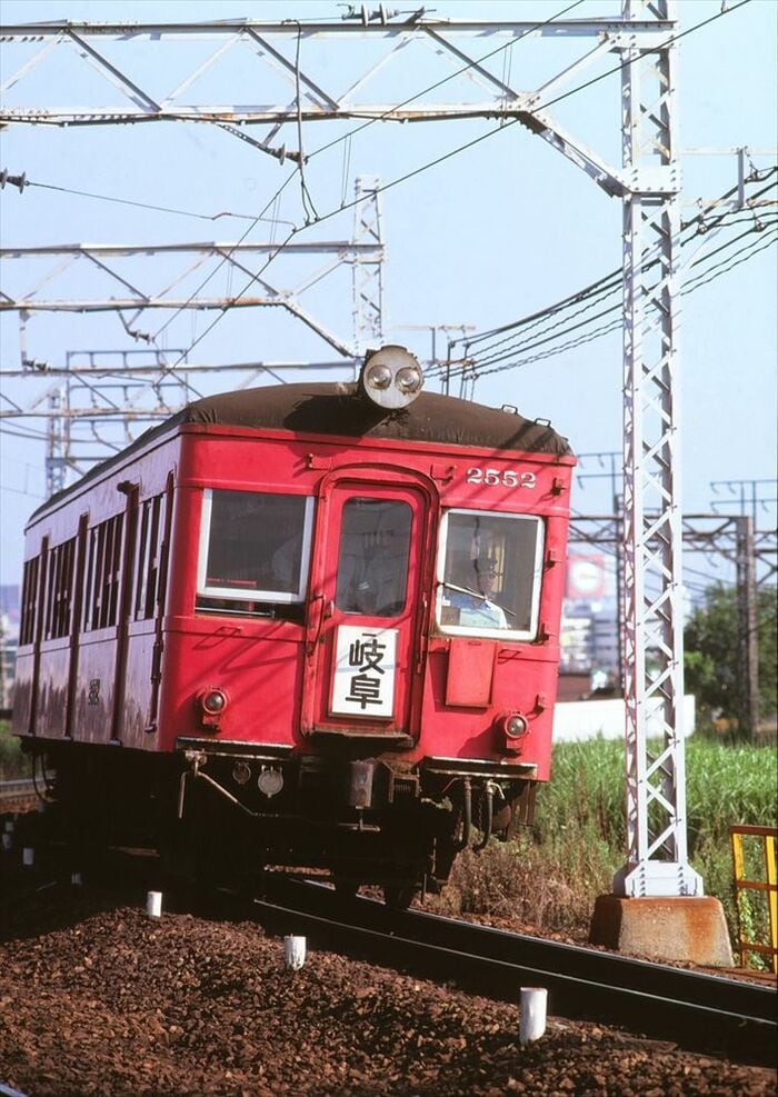 かつての名鉄では数少ない3ドア車だった3550系