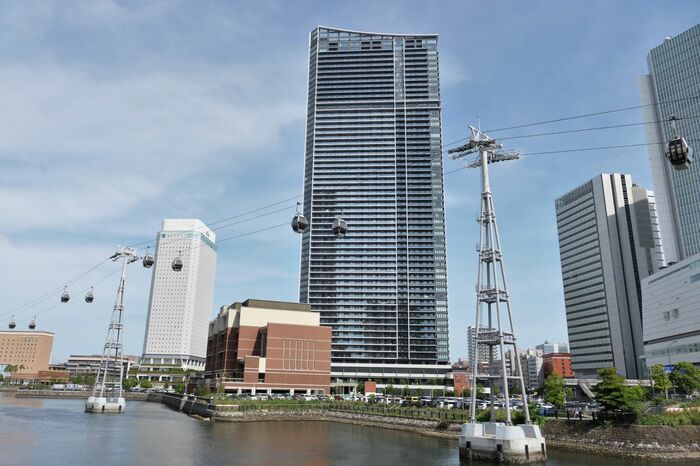 中央は58階建の高層マンション