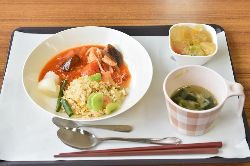 みらころで提供されている、日本KFCから提供されたチキンを利用した食事（撮影：大澤誠）