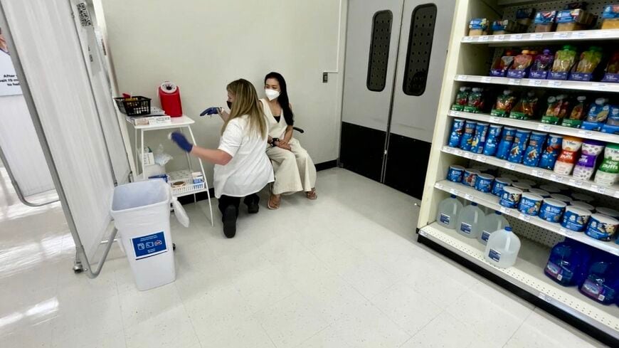 3月に3回目のワクチンを接種する筆者（写真：筆者提供）（写真：筆者提供）