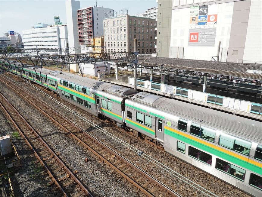 京浜東北線ホームの横を通過する上野東京ラインの列車（記者撮影）