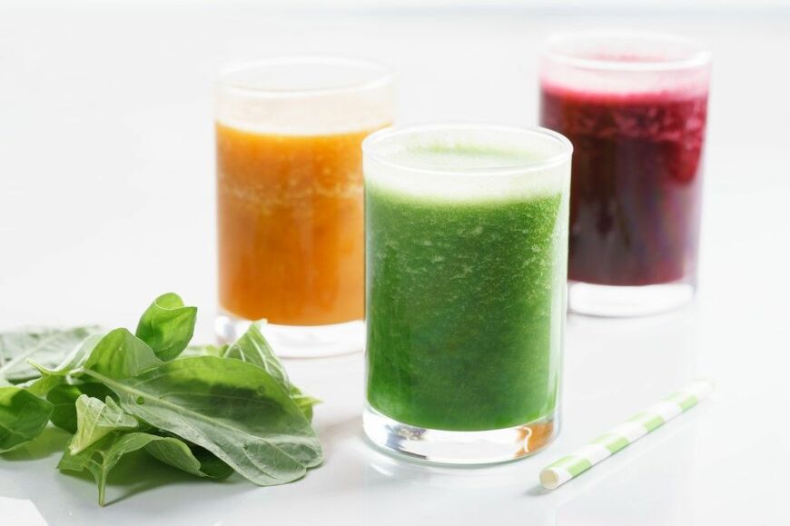 色とりどりのスムージー（写真：SherSor／PIXTA）