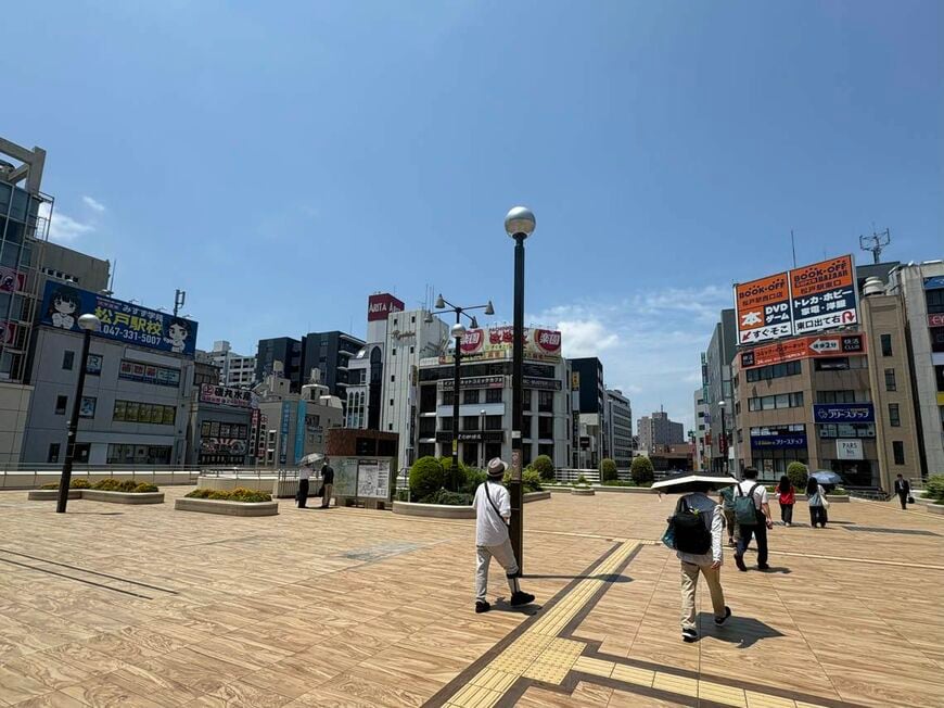 松戸駅西口を出るとペデストリアンデッキが続いている