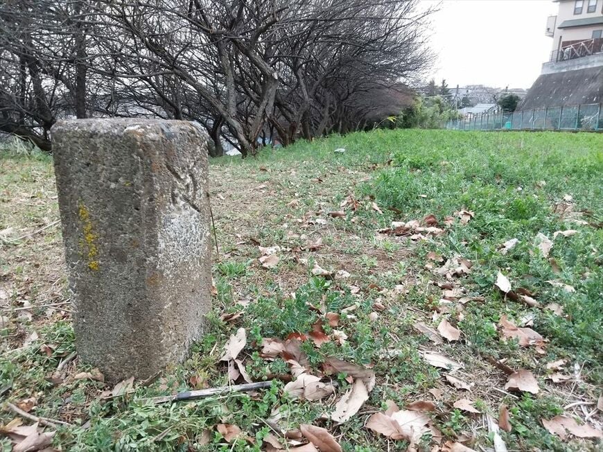 御陵線の跡には京王帝都電鉄の社紋が入った杭が残る（撮影：南正時）