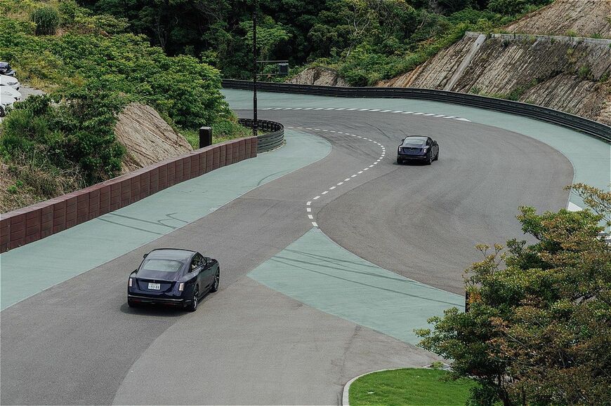 ロールス・ロイス「ブラック・バッジ・スペクター」（写真：ロールス・ロイス・モーター・カーズ）