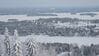 スキー場の頂上から見下ろせる景色。白い土地はすべて、凍って雪の積もった湖