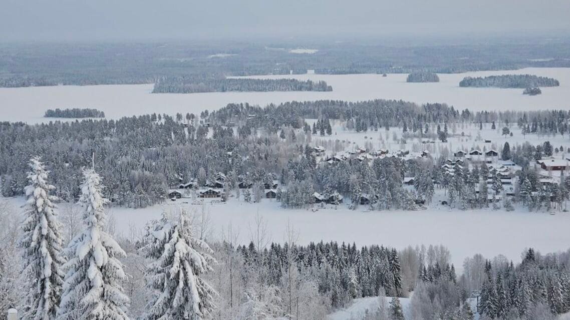 スキー場の頂上から見下ろせる景色。白い土地はすべて、凍って雪の積もった湖