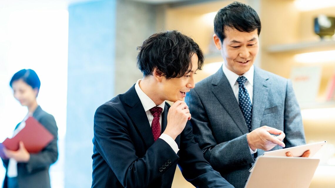 複雑で難しくなっているマネジャーの役割。厳しさと優しさを両立させる新しいマネジメントの手法を提示します（写真：kouta／PIXTA） 