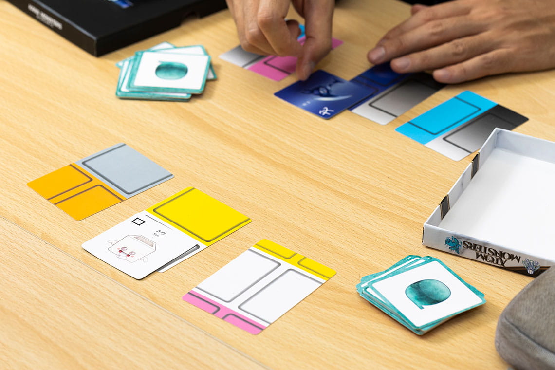 マナカードを組み合わせて1つの漢字を作る「カンジモンスターズ」