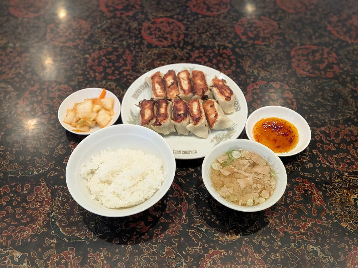 松本出張で食べた「餃子の店」餃子定食。最寄り駅から20分歩いて到着。厚手のモチモチ皮につつまれたニンニクたっぷりの餃子で元気が出た（写真：筆者提供）