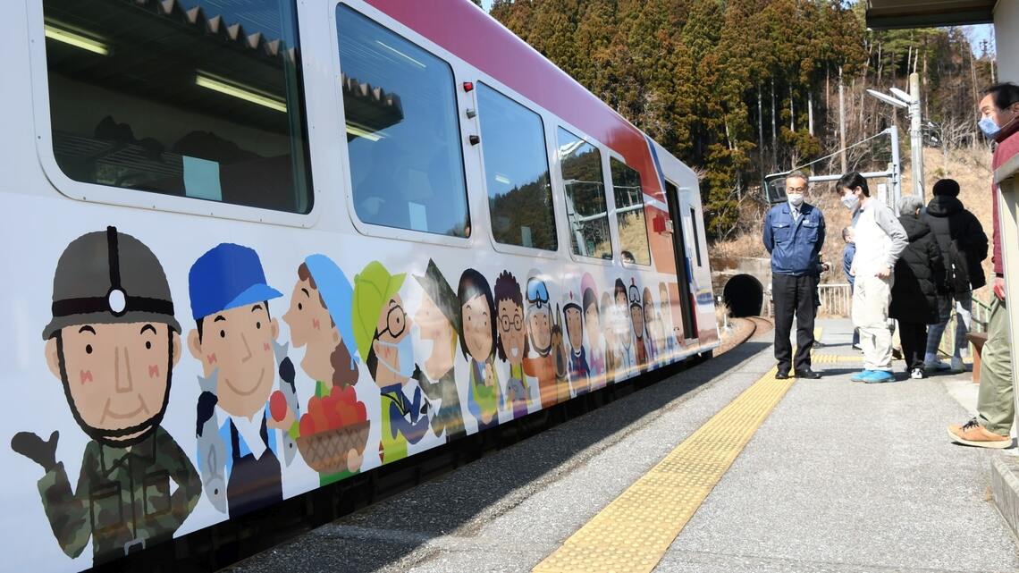 東日本大震災から10年が経った2021年3月11日に三陸鉄道を走った「3・11を語り継ぐ 感謝のリレー列車」（記者撮影）
