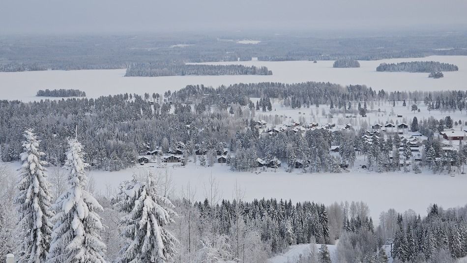 スキー場の頂上から見下ろせる景色。白い土地はすべて、凍って雪の積もった湖（写真：こばやし あやな）