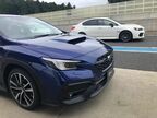 奥の現行型と比べよりシャープなデザインとなった