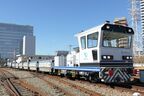近くでは通常のバラストの積み込み作業も