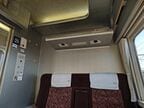 間接照明がメインで読書用ライトも備える