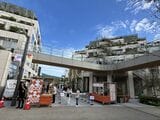 青空を背にした街並みとマルシェ（写真：桃田健史）