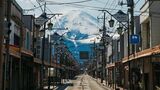 「裏富士」とも呼ばれる山梨県側からの富士山を正面に見通せる、富士吉田の街で、11月23日〜12月11日、織物をテーマとしたアートのイベント「FUJI TEXTILE WEEK2022」が開催中だ（撮影：上原未嗣）
