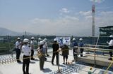 常永川橋梁の現場を見学する地域住民ら（記者撮影）