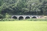 （旧線）石見佐野―石見今福間：佐野地区に残る4連アーチ橋。地元では「おろち泣き橋」と呼ばれている（筆者撮影）
