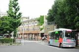 北口は武蔵野市のため、同市が運行するコミュニティバス「ムーバス」が発着する（筆者撮影）