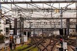 現在のホーム端から新宿方面を見る。いくつもの分岐は車両基地のある同駅ならでは。奥に見える高架はモノレール（撮影：鼠入昌史）