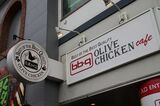 韓国発のbb.qオリーブチキンカフェ。日本ではワタミが運営する（記者撮影）