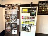 店に入ると券売機があり、ここで食券を購入して渡す仕組み（筆者撮影）