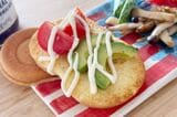 皮だけスフレワッフルと野菜でオープンサンドに。ワッフルとマヨネーズとの相性は良好です（筆者撮影）