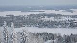 スキー場の頂上から見下ろせる景色。白い土地はすべて、凍って雪の積もった湖（写真：こばやし あやな）