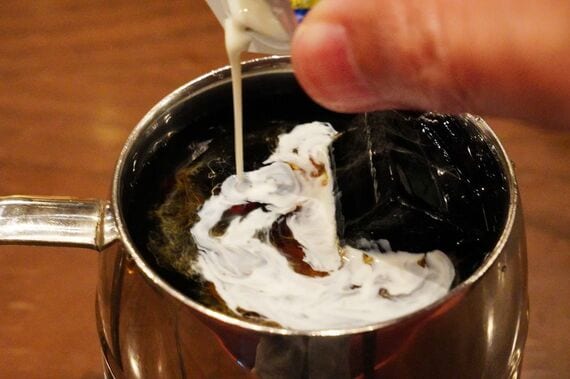 コーヒーフレッシュを入れる瞬間