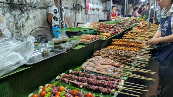 ルアンパバーンのメインストリート脇にある屋台通り