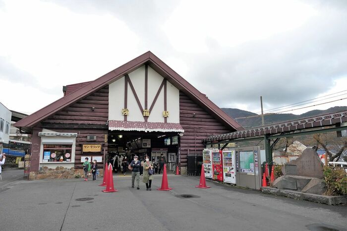 ふもとの強羅駅は山小屋風の外観