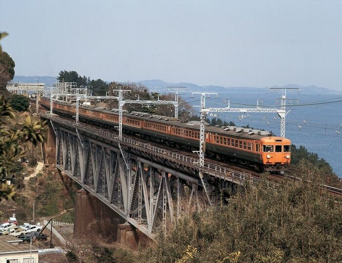 東海道線根府川の鉄橋を渡る153系急行電車