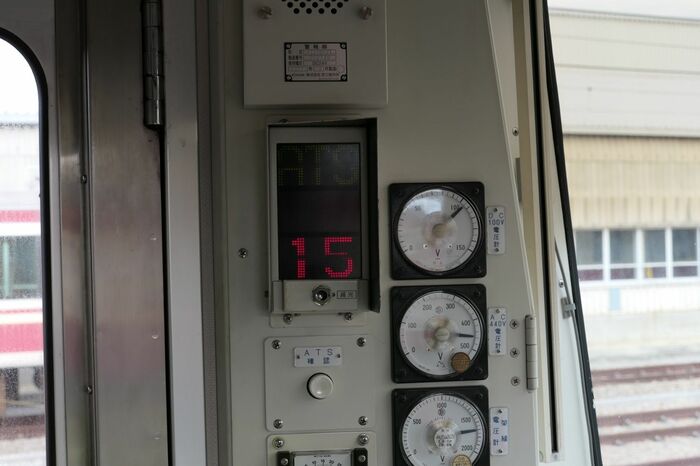 運転台横の計器類