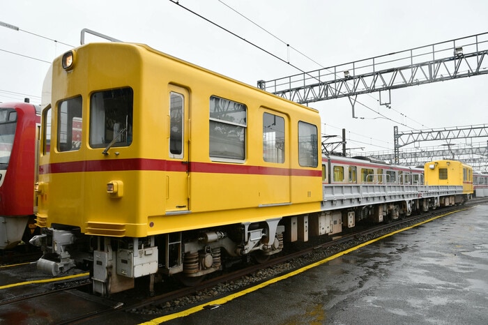 久里浜方のデト11号にはパンタグラフが搭載されていない