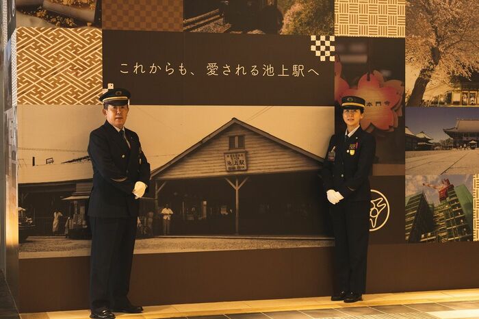 所駅長（左）と曽我駅長。池上駅構内で