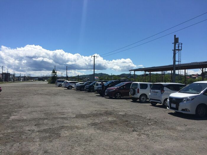 長万部駅横にある広大な無料駐車場は2000年の有珠山噴