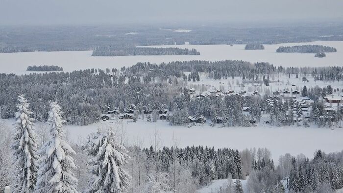 スキー場の頂上から見下ろせる景色。白い土地はすべて、凍って雪の積もった湖