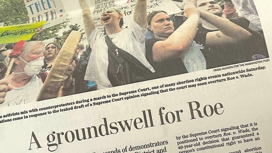 5月15日にワシントンで行われた「#BansOffOurBodies（私たちの体を規制するな）」のデモのワシントンポスト紙の記事の写真（写真：筆者撮影）