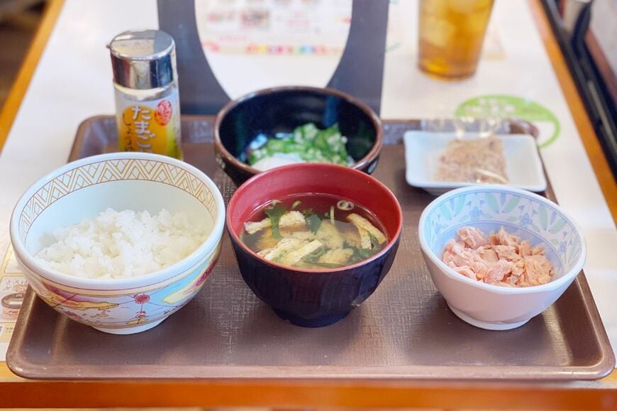 すき家の朝メニュー「鮭まぜのっけ朝食」。写真はごはんミニ360円（筆者撮影）
