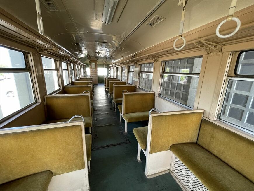 昭和を感じさせる車内には、クロスシートとロングシートが設置されている（筆者撮影）