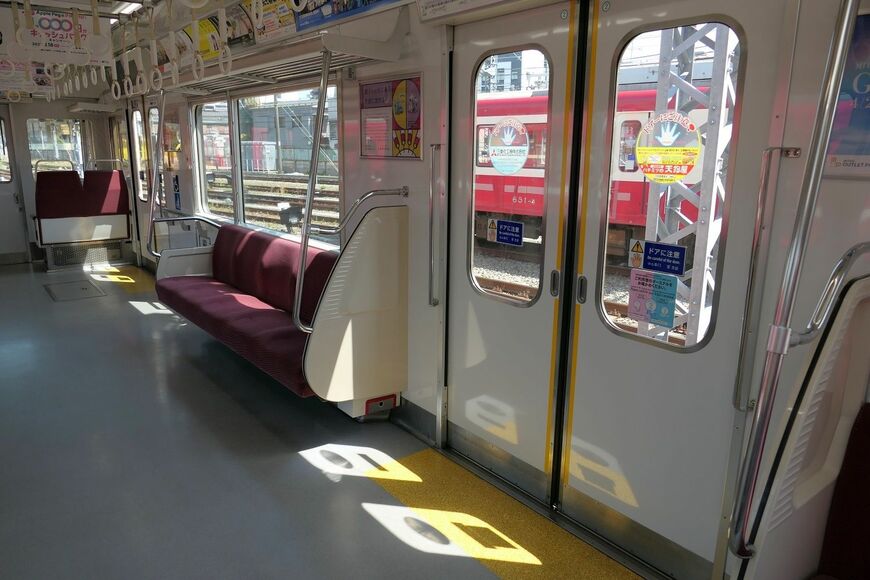 車いすスペースに隣接した座席（記者撮影）