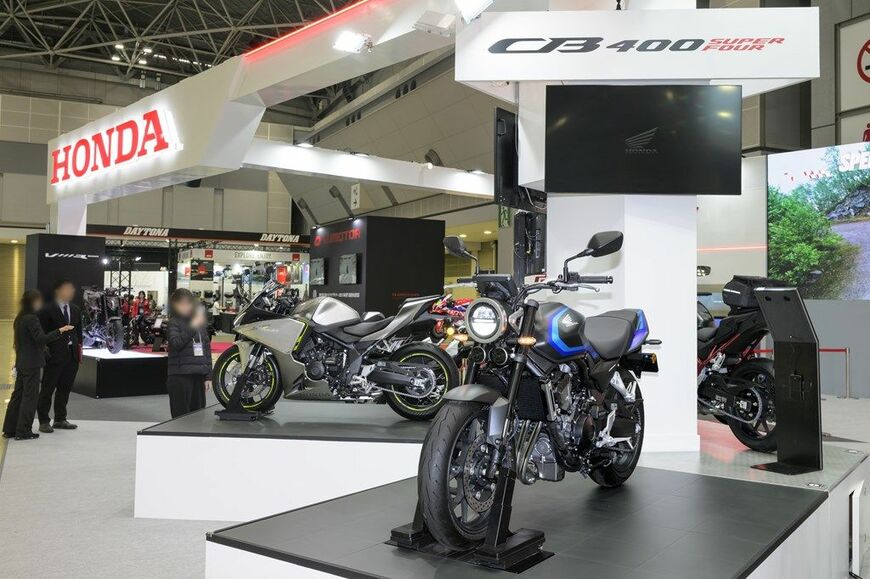 モーターサイクルショー2026で展示されたホンダ「CB400スーパーフォアE-クラッチ コンセプト」（写真：本田技研工業）
