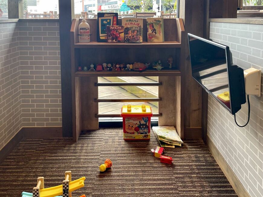 キッズスペース。テレビをつけるとアンパンマンのアニメが流れた（写真：筆者撮影）