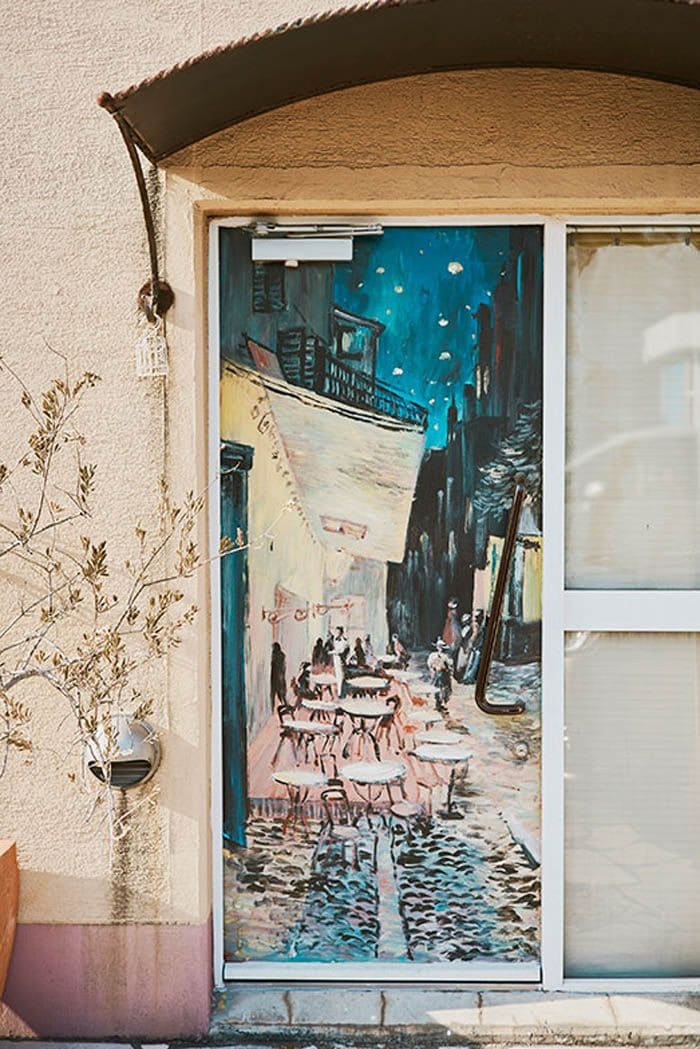 通りに面した住戸の扉にある名画の模写