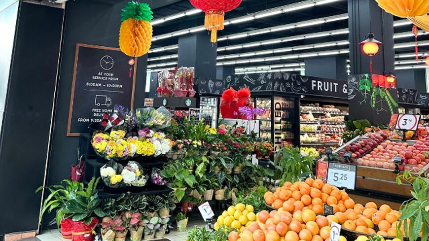 マレーシアのスーパー。南国らしく色とりどりのフルーツが並ぶ（写真：筆者撮影）