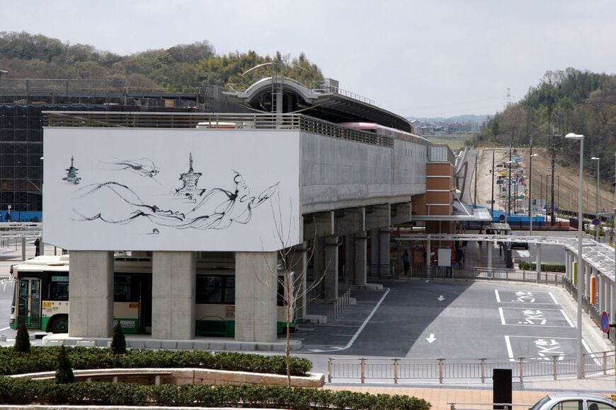 開業記念企画の壁画がデザインされた学研奈良登美ヶ丘駅。現在のイオンモールはまだ完成していない（写真：近畿日本鉄道）