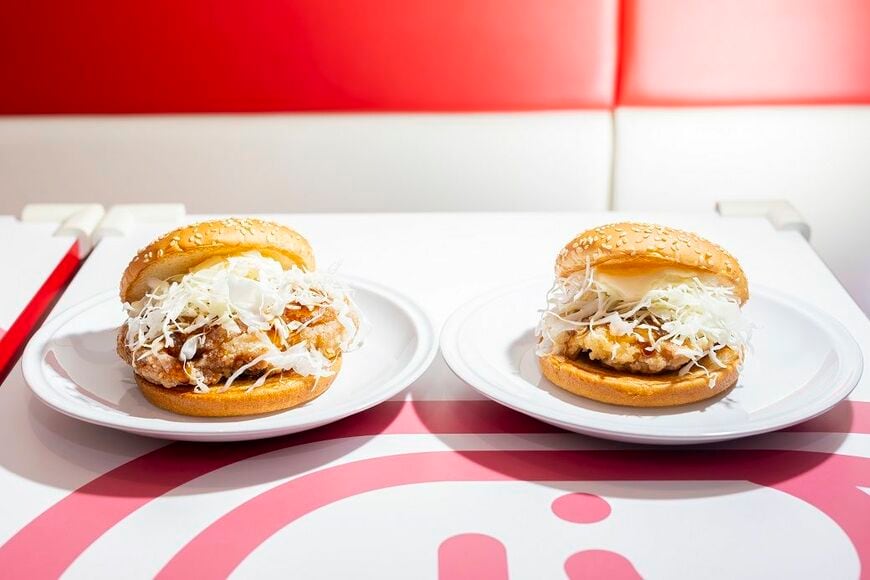 ドムドムの一番人気、甘辛チキンバーガー（写真右、460円）。ドムドムハンバーガーの日として記念日登録された10月6日からの5日間、甘辛チキンバーガーを注文すると、値段はそのままにチキンを2.3倍にしたビッグサイズの甘辛チキンバーガー（左）が提供された（撮影：今井康一）